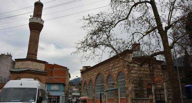 Cami ile minare arasından yol geçiyor