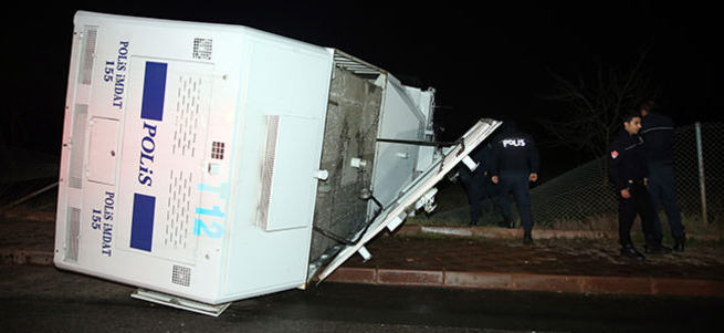 İstanbul'da gergin yıkım: TOMA devrildi, 2 polis yaralandı