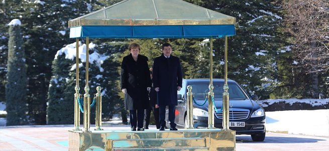 Almanya Başbakanı Merkel askeri Türkçe selamladı
