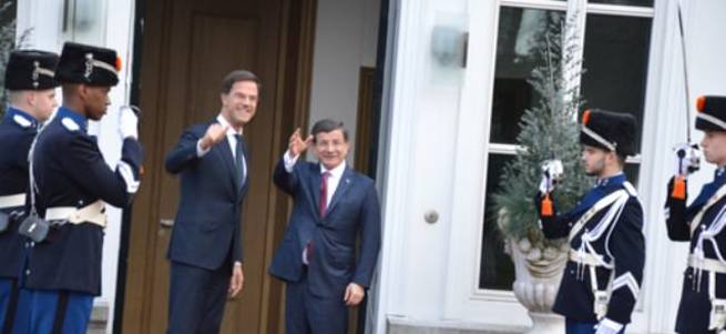 Davutoğlu ve Rutte ortak basın toplantısı düzenledi