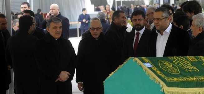 Abdullah Gül'den 'çelenk göndermeyin' mesajı