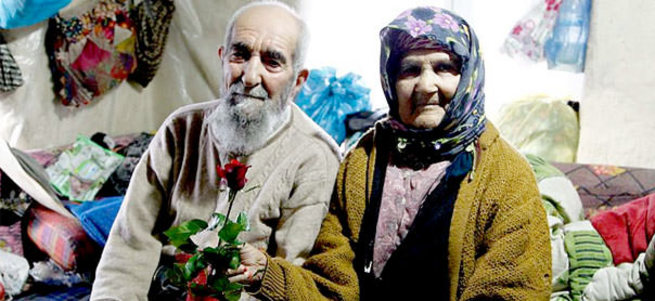 77 yıl sonra kavuştuğu eşini baş tacı ediyor