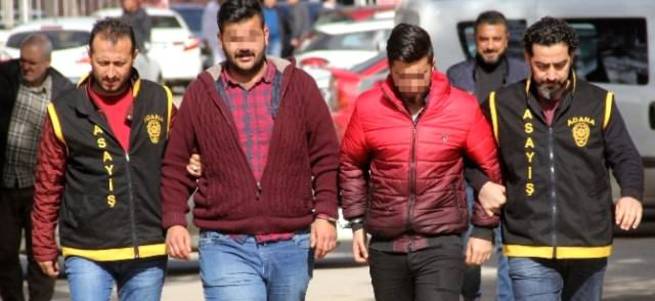 Kız çocuğuyla şişe çevirip birlikte oldular