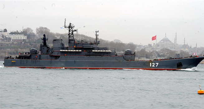 Rus askerler Boğaz'dan geçerken nöbet tuttu