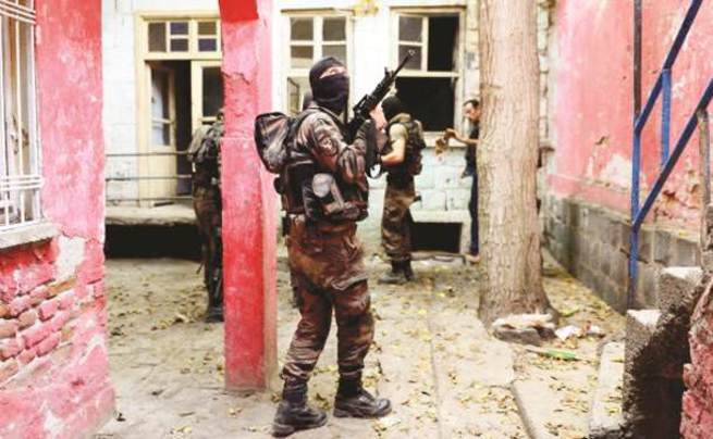 Sıkışan elebaşılar için HDP sahnede