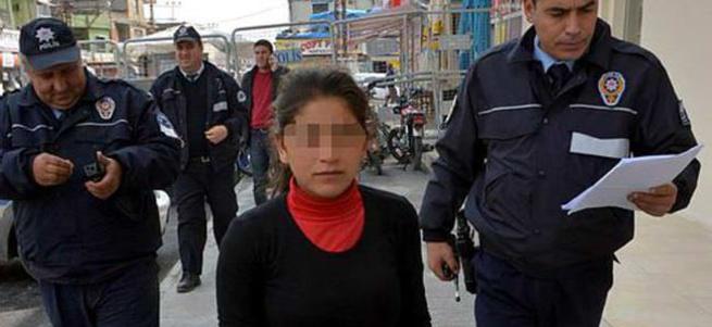Çıplak ayakla 10 kilometre yürüyüp polise sığındı
