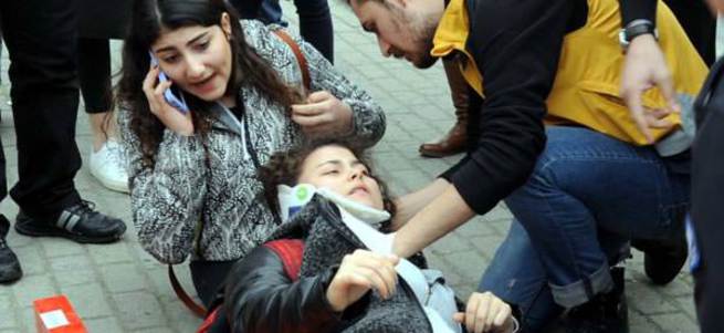 Yaya kaldırımında ayaklarının üzerinden otobüs geçti