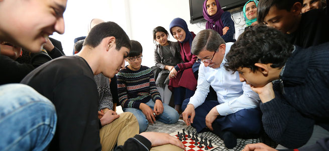 Davutoğlu Bingöl'de çocuklarla satranç oynadı