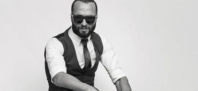 Evini gece kulübüne çevirdi