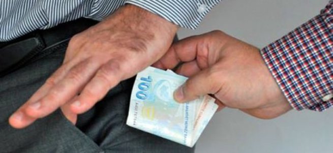 Polisten Avcılar Belediyesi'nin zabıtalarına rüşvet baskını