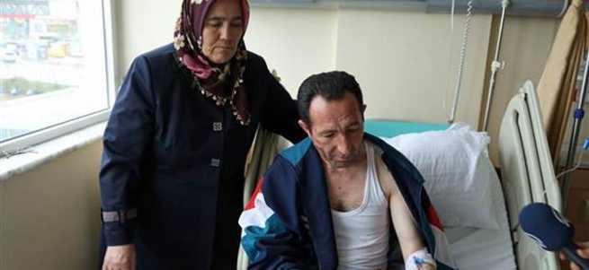 Kahraman şoför yaralı halde yolculara yardım etti