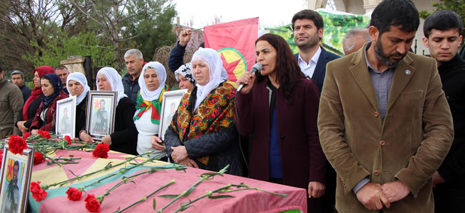 HDP'li vekiller yine terörist cenazesinde!