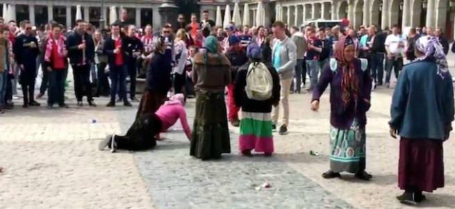 Ünlü şarkıcı o mültecileri buldu!
