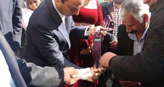 Polise kızan HDP'li vekil kravatını yaktı