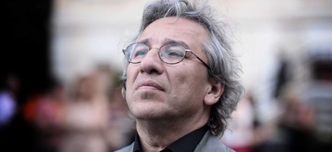 Can Dündar'a terörle mücadele edenleri hedef göstermekten soruşturma açıldı