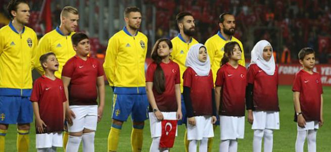 Ayşenur Arslan başörtülü kızlardan rahatsız oldu