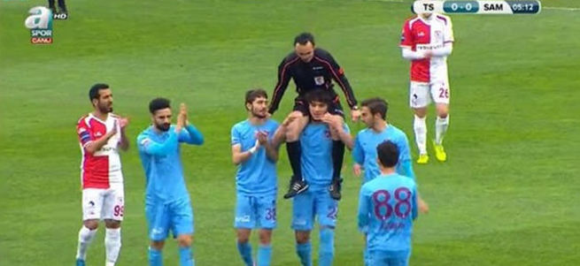 Salih Dursun hakemi omuzlarına aldı!