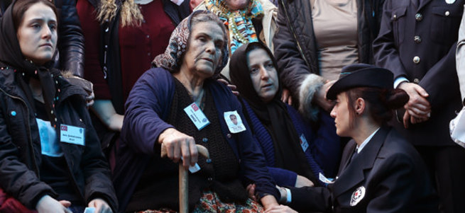 Şehit oğlunun acısına dayanamadı
