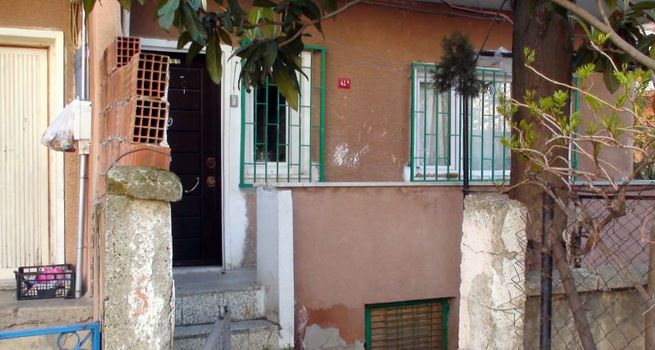 Öfkeli vatandaşlar Beratcan'ın ailesinin evini bastı