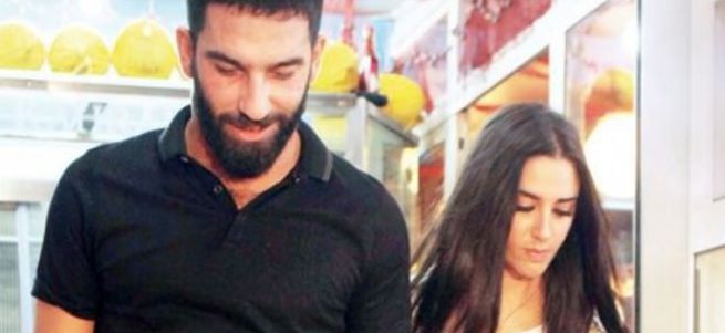 Arda Turan ve sevgilisinden 'barış' mesajı