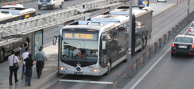 Metrobüsten indi, 2 milyon lirasını kaptırdı!