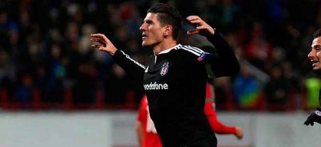 Messi'ye kafa tutuyor