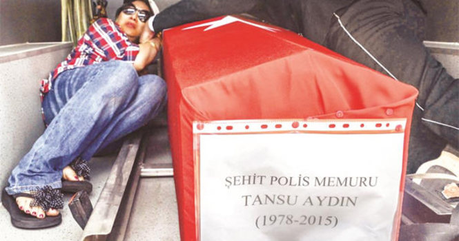 O şehidin eşi ülkesine gitti