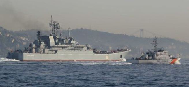 Kriz yaratan Rus gemisi yine Boğaz'dan geçti