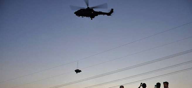 Tellere takılan paraşütçü helikopterin rüzgarıyla yere düştü