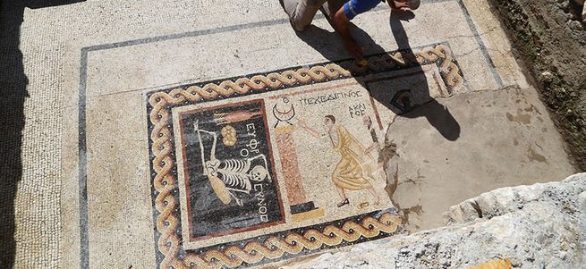 Antakya'da Neşeli ol hayatını yaşa yazılı mozaik bulundu