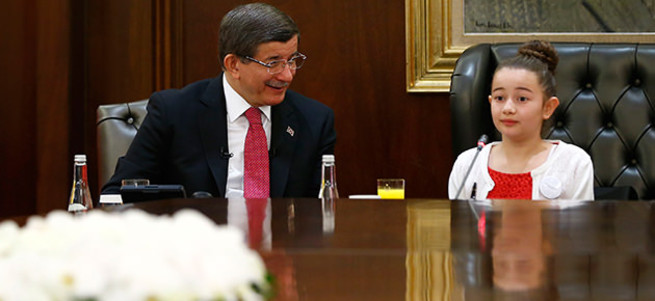 Minik Başbakan'ın ısrarı Davutoğlu'nu şaşırttı!