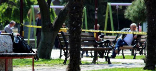 Bomba tehlikesine aldırmadan oturmaya devam ettiler