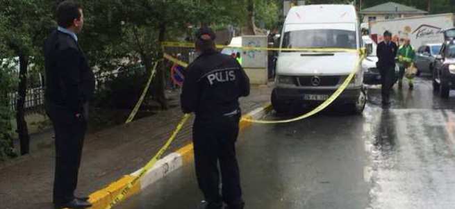 Tartıştığı annesini öldürüp cesediyle polise teslim oldu