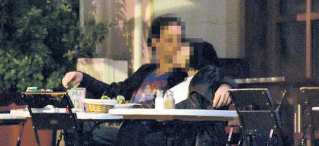 Sevgilisini öpmeye doyamadı!