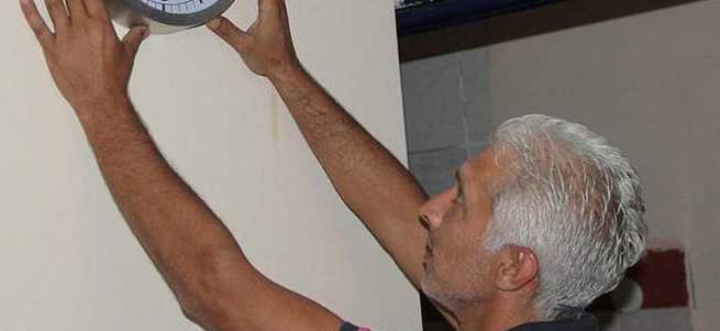 Hırsızlık zanlısı kapıcı saat şeklindeki gizli kamerayla yakalandı