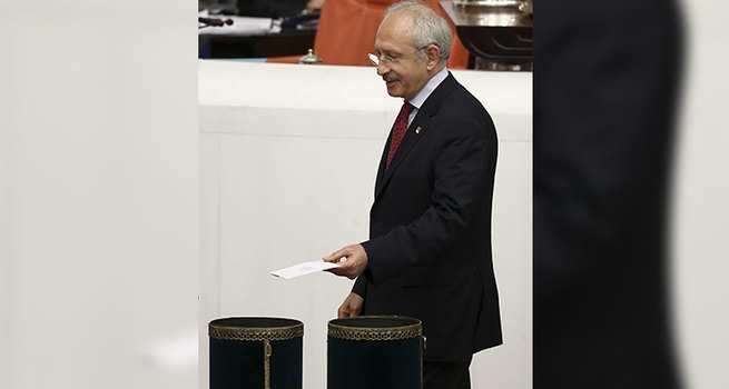 Yine çark etti