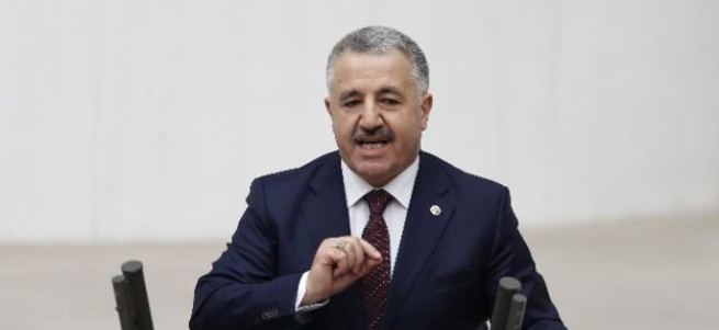 Binali Yıldırım koltuğunu Ahmet Arslan'a bıraktı