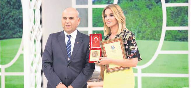 Esra Erol'dan Mehmetçik Vakfı'na anlamlı bağış