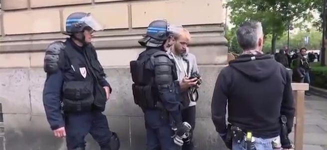 Fransız polisi gazetecilerin çektiği fotoğrafları sildirdi