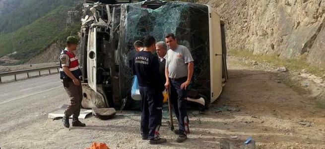 Antalya'da yolcu otobüsü devrildi: 10 yaralı