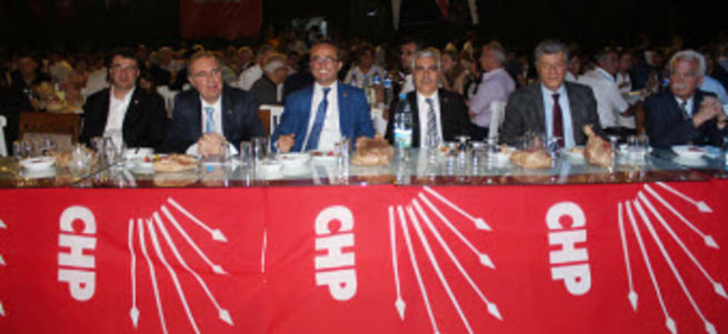 CHP yemeğinde skandal! Gazeteciye saldırdılar
