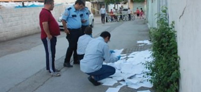 Sokak ortasında resmi evraklar bulundu