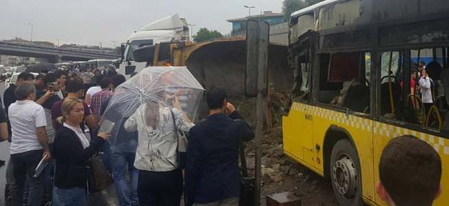 Hafriyat kamyonu Metrobüs yoluna girdi!