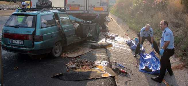 Otomobil park halindeki TIR’a çarptı: 2 ölü