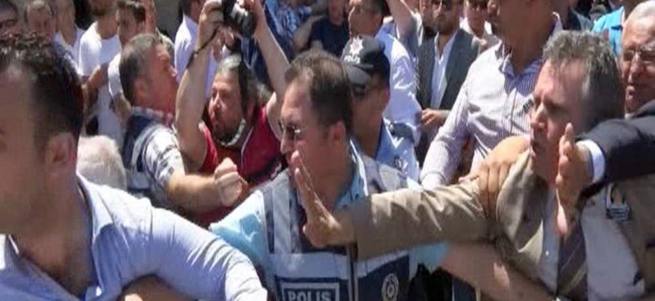 Kılıçdaroğlu’na tepki gösteren şehit yakınını darp ettiler