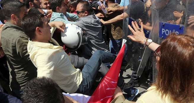 CHP'liler polisleri tekmeledi