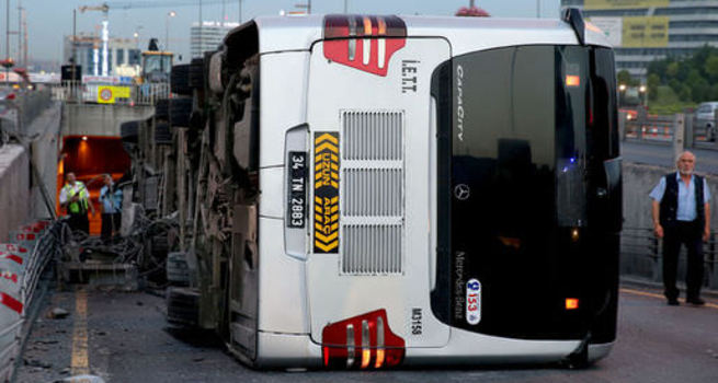 Cevizlibağ'da metrobüs devrildi!
