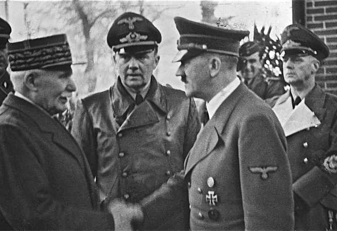 Hitler'in üniforması satıldı!