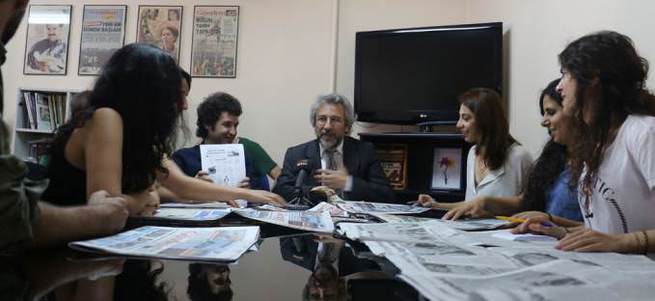 Can Dündar Abdullah Öcalan'ın fotoğrafının önünde toplantı yaptı
