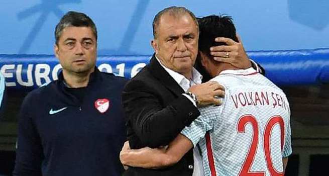 Fatih Terim futbolcularına sarılarak ağladı